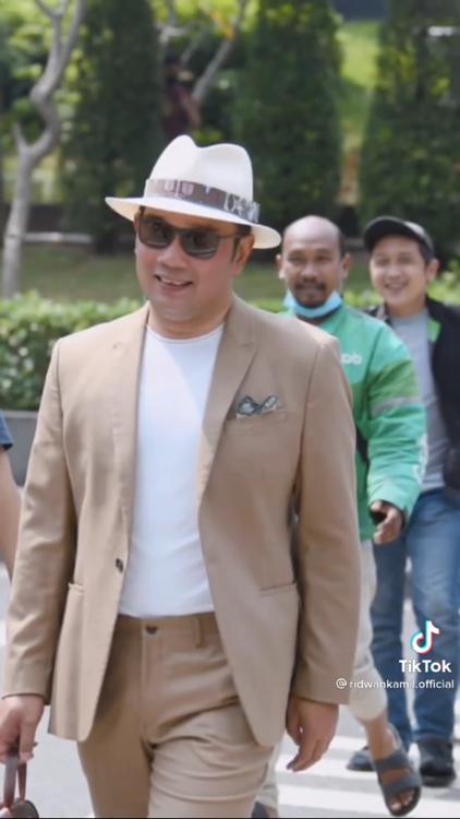 11 Gaya kece Ridwan Kamil ikut Citayam Fashion Week bareng driver ojol
