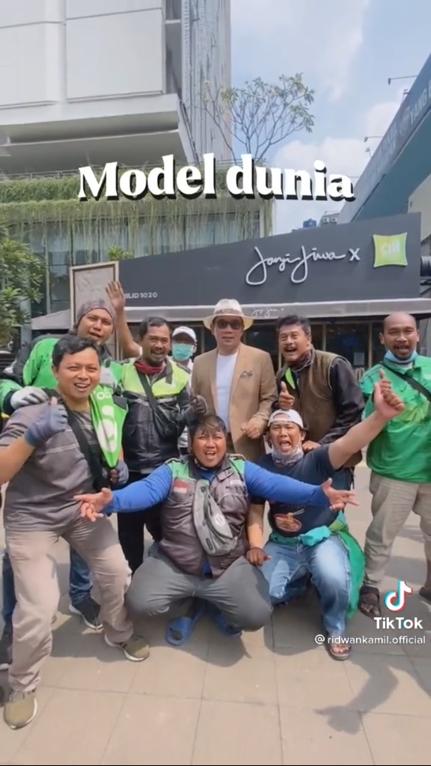 11 Gaya kece Ridwan Kamil ikut Citayam Fashion Week bareng driver ojol