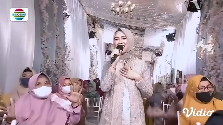 Gaya kondangan Happy Asmara Berbagai sumber