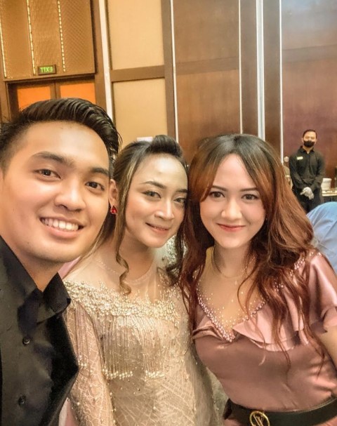 Gaya kondangan Happy Asmara Berbagai sumber Gaya kondangan Happy Asmara Berbagai sumber