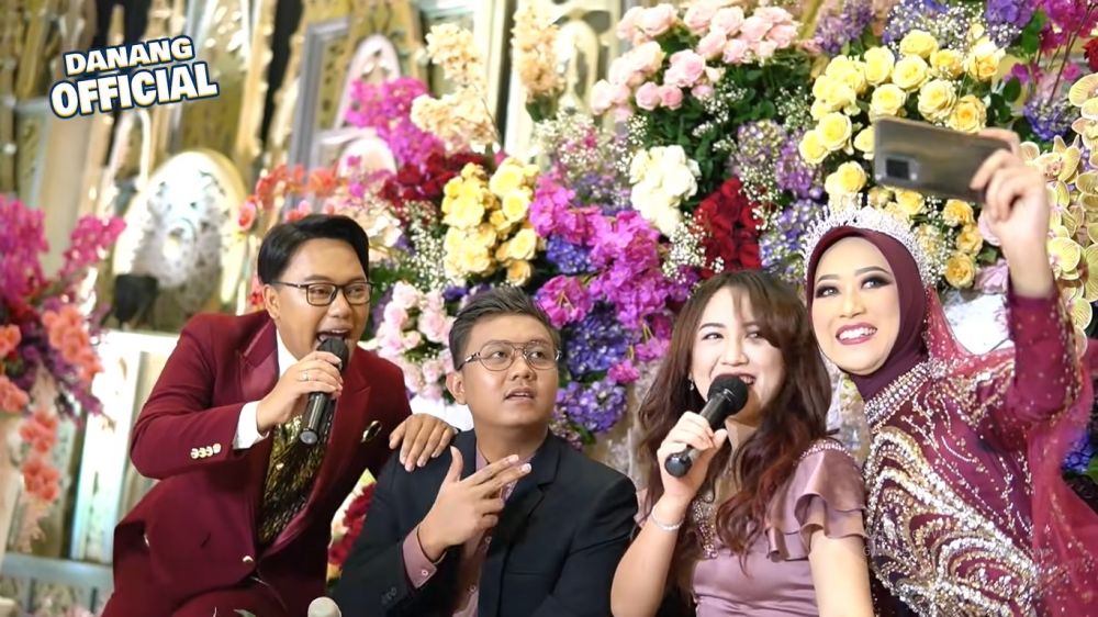 Gaya kondangan Happy Asmara Berbagai sumber