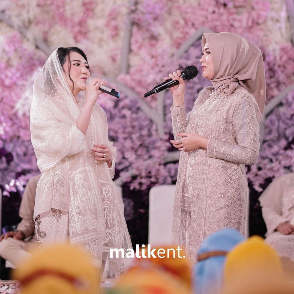 Gaya kondangan Happy Asmara Berbagai sumber