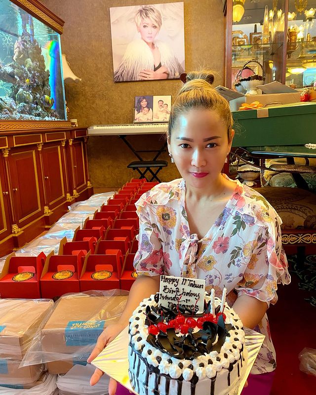 10 Kue ultah keluarga Inul Daratista, desainnya simpel hingga unik