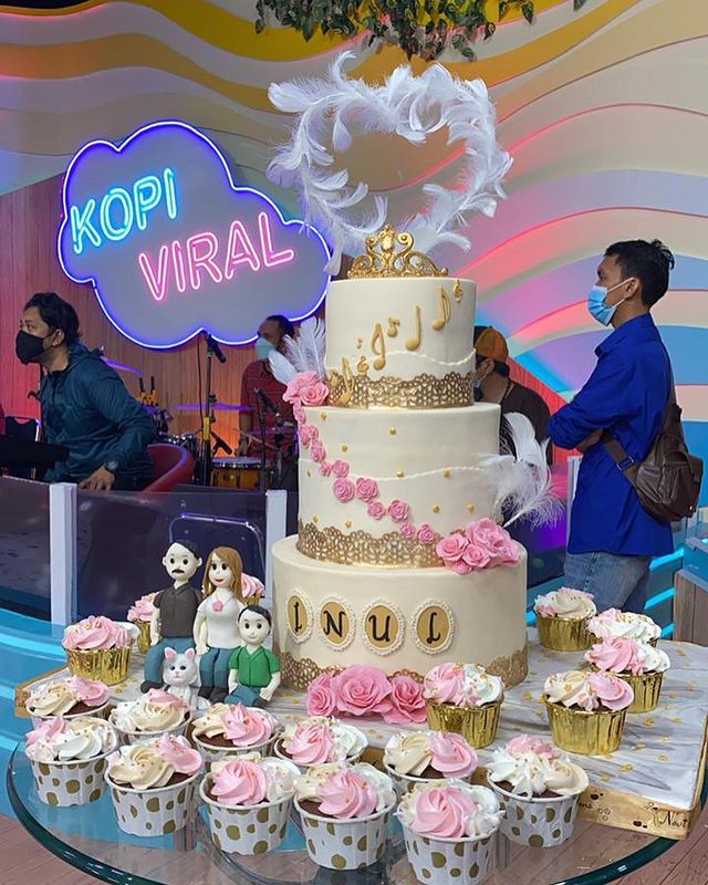 10 Kue ultah keluarga Inul Daratista, desainnya simpel hingga unik