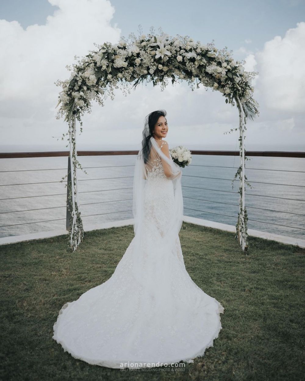 11 Momen nikahan Yeslin Wang eks istri Delon Idol, di pinggir pantai