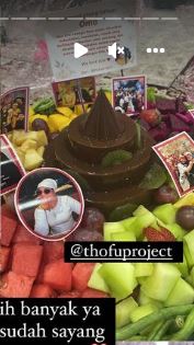 10 Potret kue ulang tahun Dewi Zuhriati ibu Fuji ke-53, serba elegan