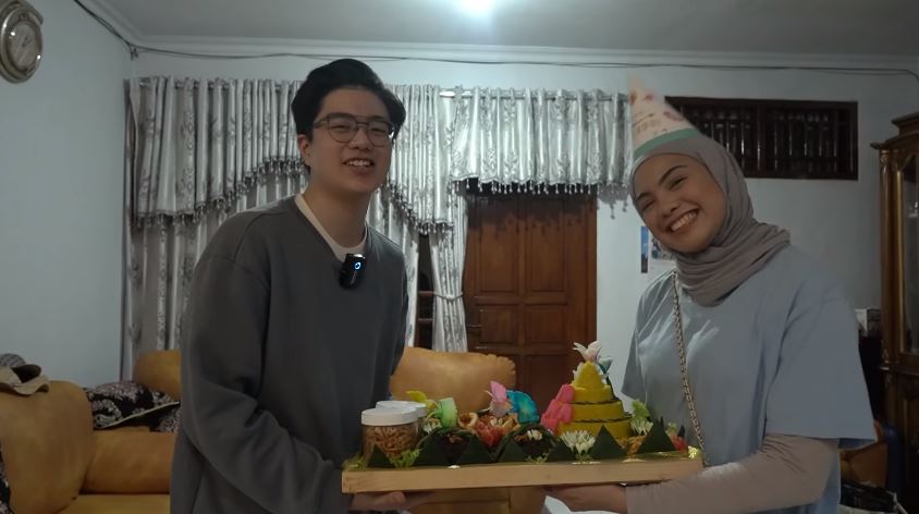 10 Potret kue ulang tahun Dewi Zuhriati ibu Fuji ke-53, serba elegan