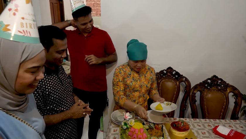 10 Potret kue ulang tahun Dewi Zuhriati ibu Fuji ke-53, serba elegan