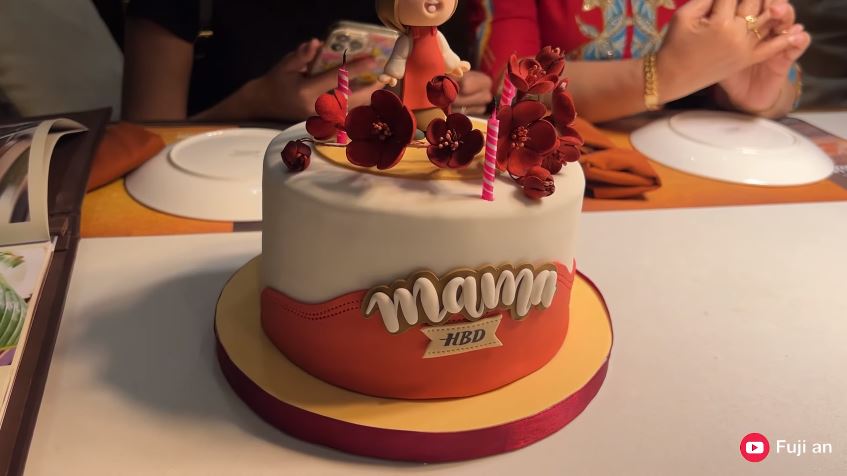 10 Potret kue ulang tahun Dewi Zuhriati ibu Fuji ke-53, serba elegan