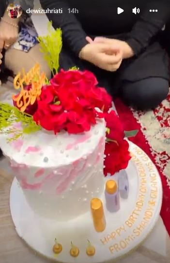 10 Potret kue ulang tahun Dewi Zuhriati ibu Fuji ke-53, serba elegan