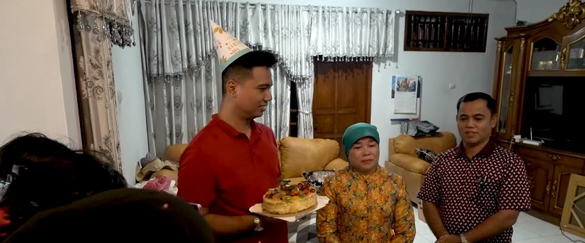 10 Potret kue ulang tahun Dewi Zuhriati ibu Fuji ke-53, serba elegan