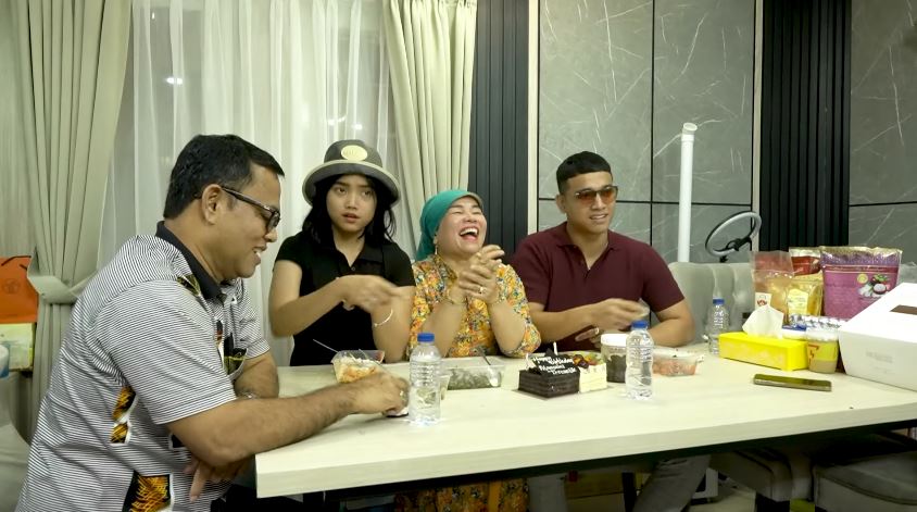 10 Potret kue ulang tahun Dewi Zuhriati ibu Fuji ke-53, serba elegan