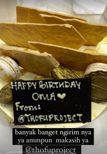 10 Potret kue ulang tahun Dewi Zuhriati ibu Fuji ke-53, serba elegan