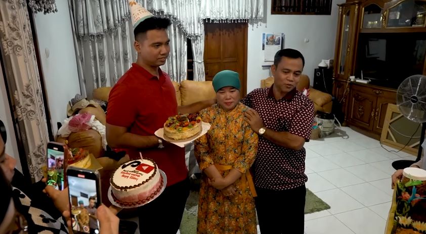10 Potret kue ulang tahun Dewi Zuhriati ibu Fuji ke-53, serba elegan