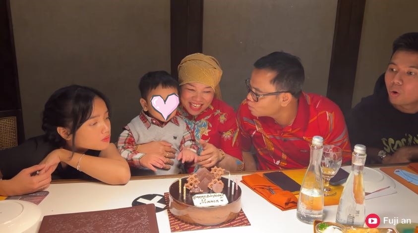 10 Potret kue ulang tahun Dewi Zuhriati ibu Fuji ke-53, serba elegan