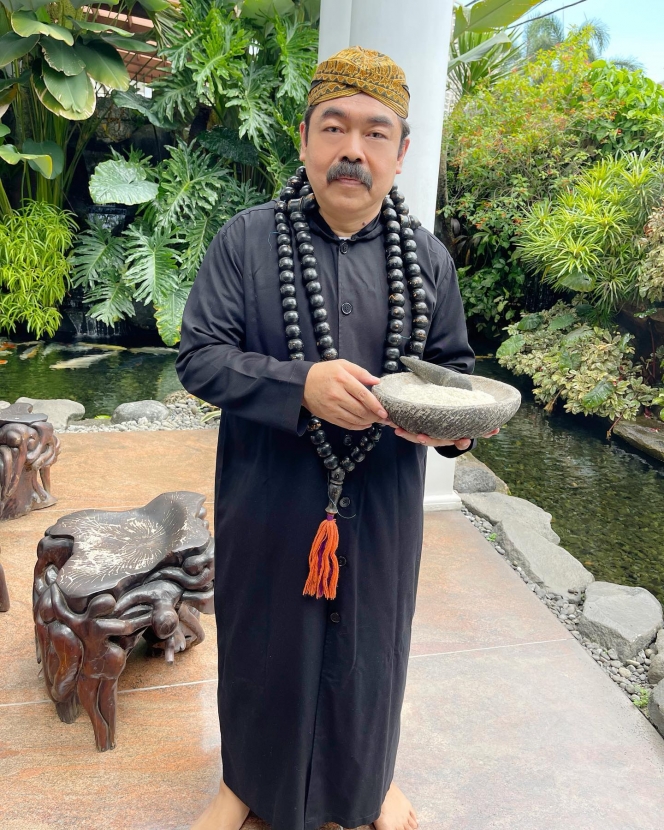 Gaya Cosplay Adam Suseno Berbagai sumber