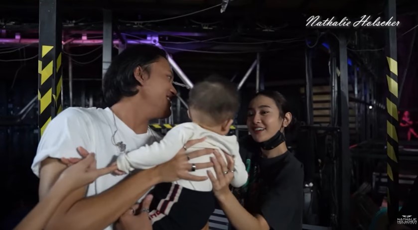 pertemuan Rizky Febian dan anak Nathalie Holscher © YouTube pertemuan Rizky Febian dan anak Nathalie Holscher © YouTube