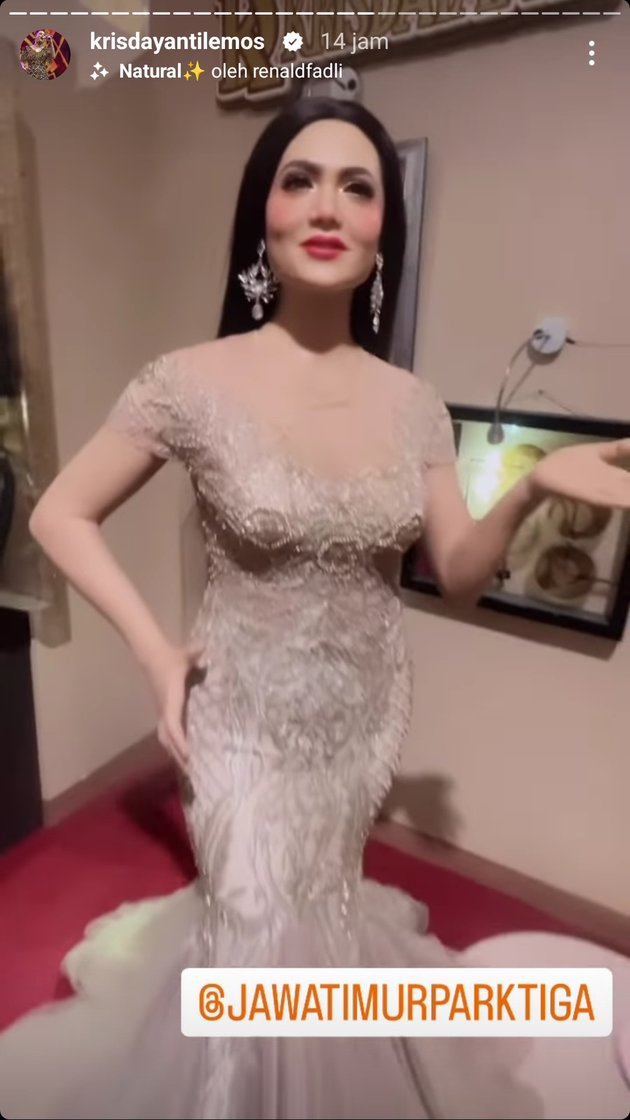 Momen Krisdayanti dandani patung lilinnya © berbagai sumber Momen Krisdayanti dandani patung lilinnya © berbagai sumber