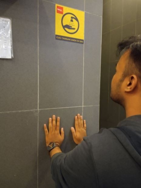 11 Tulisan absurd aturan di tempat cuci tangan, bikin tepuk jidat