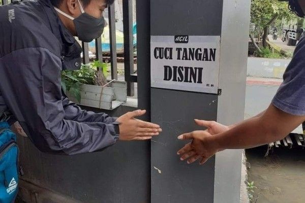 Tulisan absurd aturan di tempat cuci tangan © berbagai sumber