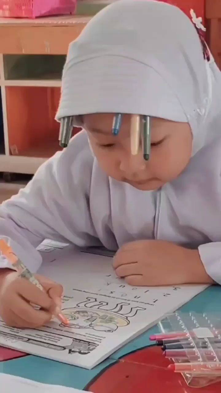 bawa barang di kepala biar nggak ribet © berbagai sumber