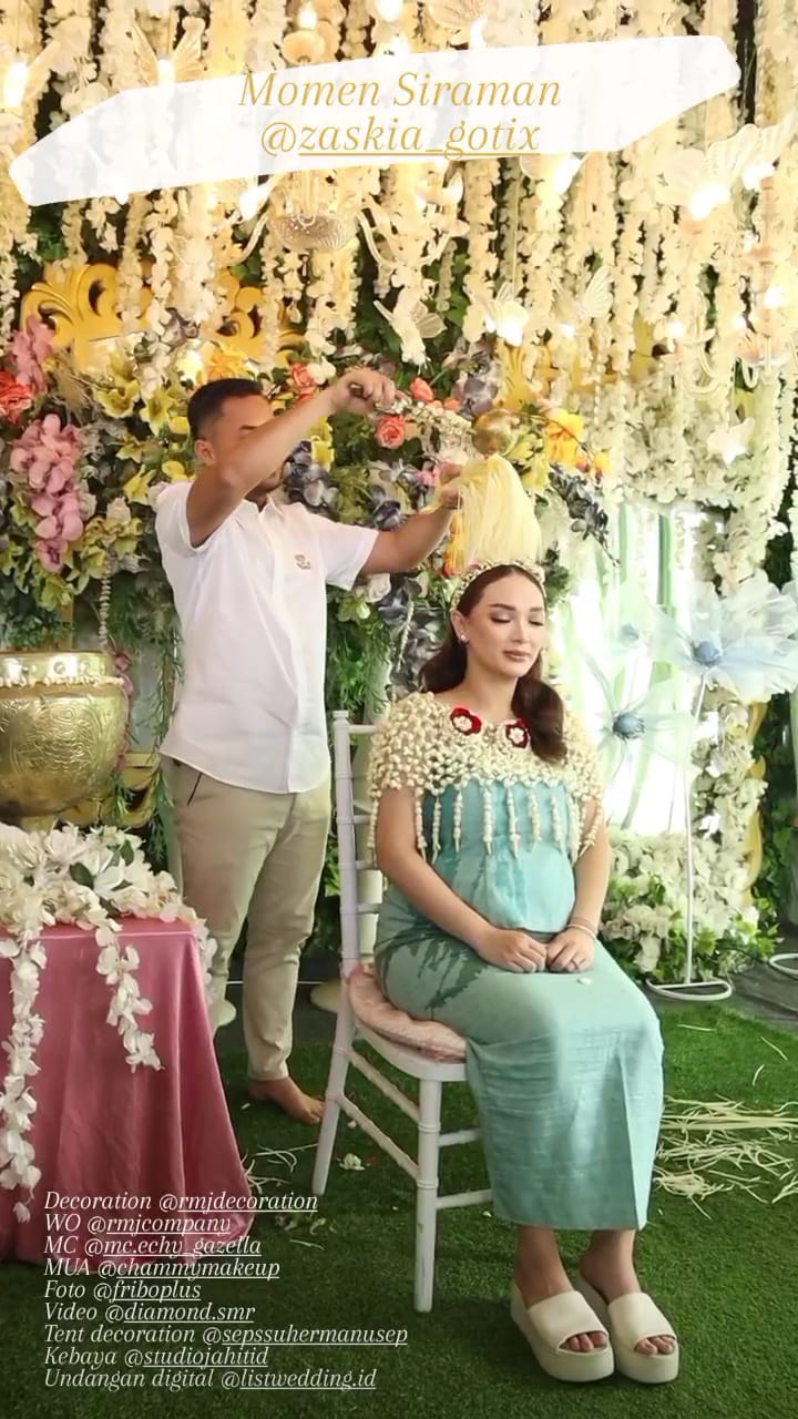 tasyakuran 7 bulan kehamilan zaskia gotik © instagram tasyakuran 7 bulan kehamilan zaskia gotik © instagram