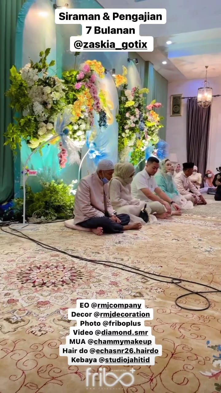 tasyakuran 7 bulan kehamilan zaskia gotik © instagram tasyakuran 7 bulan kehamilan zaskia gotik © instagram