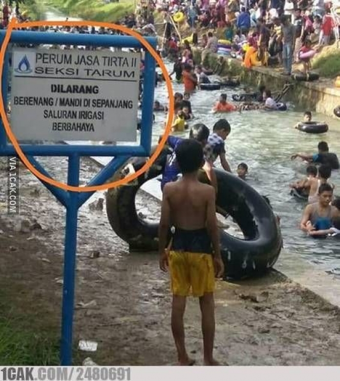 tingkah nyeleneh orang di sungai Berbagai sumber tingkah nyeleneh orang di sungai Berbagai sumber