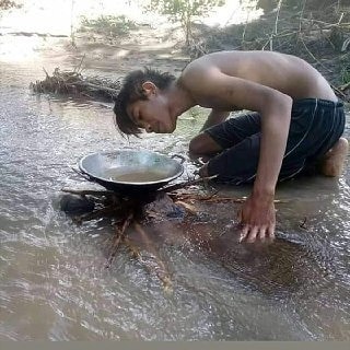 tingkah nyeleneh orang di sungai Berbagai sumber tingkah nyeleneh orang di sungai Berbagai sumber