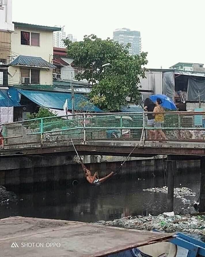 tingkah nyeleneh orang di sungai Berbagai sumber tingkah nyeleneh orang di sungai Berbagai sumber