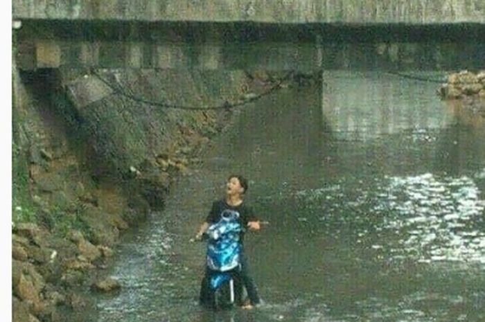 tingkah nyeleneh orang di sungai Berbagai sumber tingkah nyeleneh orang di sungai Berbagai sumber