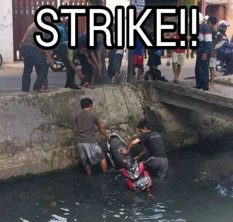 tingkah nyeleneh orang di sungai Berbagai sumber tingkah nyeleneh orang di sungai Berbagai sumber