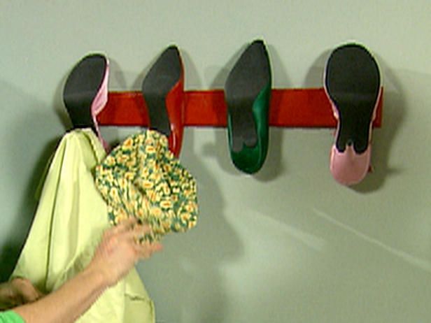 11 Potret lucu memanfaatkan sepatu, alih fungsinya tak terduga
