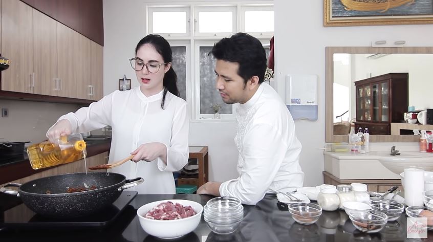 13 Langkah mudah Arumi Bachsin bikin kare kambing, empuk dan antibau