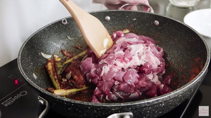 13 Langkah mudah Arumi Bachsin bikin kare kambing, empuk dan antibau