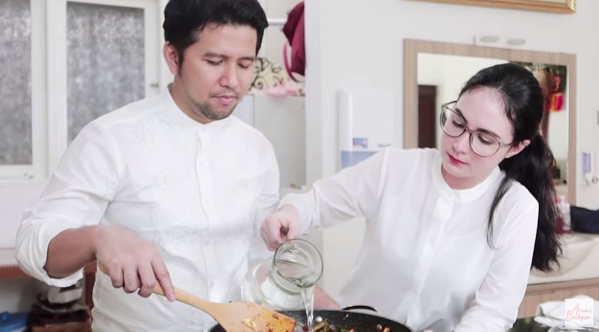 13 Langkah mudah Arumi Bachsin bikin kare kambing, empuk dan antibau