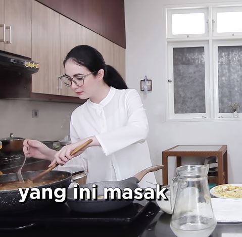 13 Langkah mudah Arumi Bachsin bikin kare kambing, empuk dan antibau