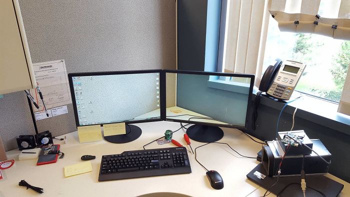 wallpaper nyeleneh komputer © berbagai sumber