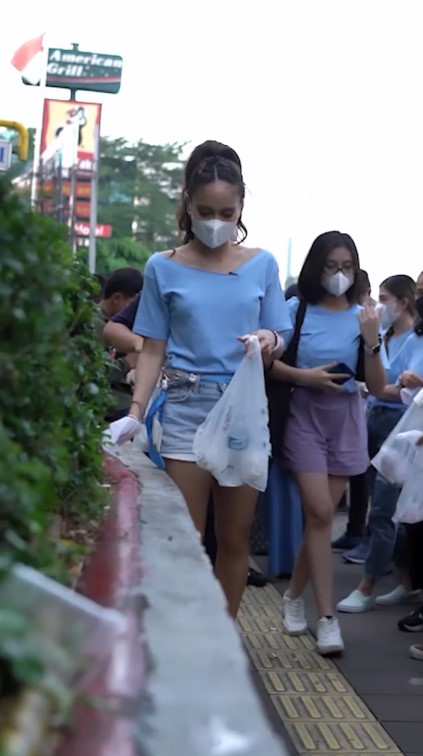 9 Momen Cinta Laura pungut sampah di Citayam Fashion Week, tuai pujian
