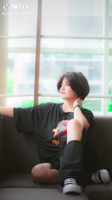 gaya Chika Jessica cosplay jadi Jeje © berbagai sumber