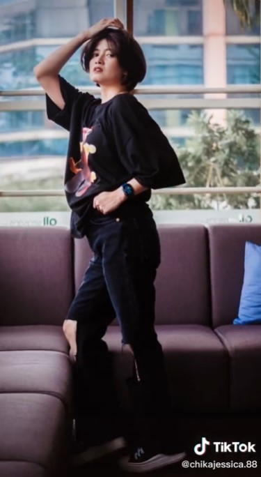 gaya Chika Jessica cosplay jadi Jeje © berbagai sumber