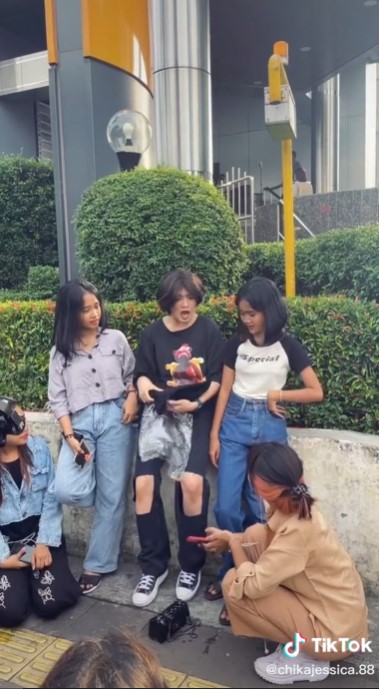 gaya Chika Jessica cosplay jadi Jeje © berbagai sumber gaya Chika Jessica cosplay jadi Jeje © berbagai sumber