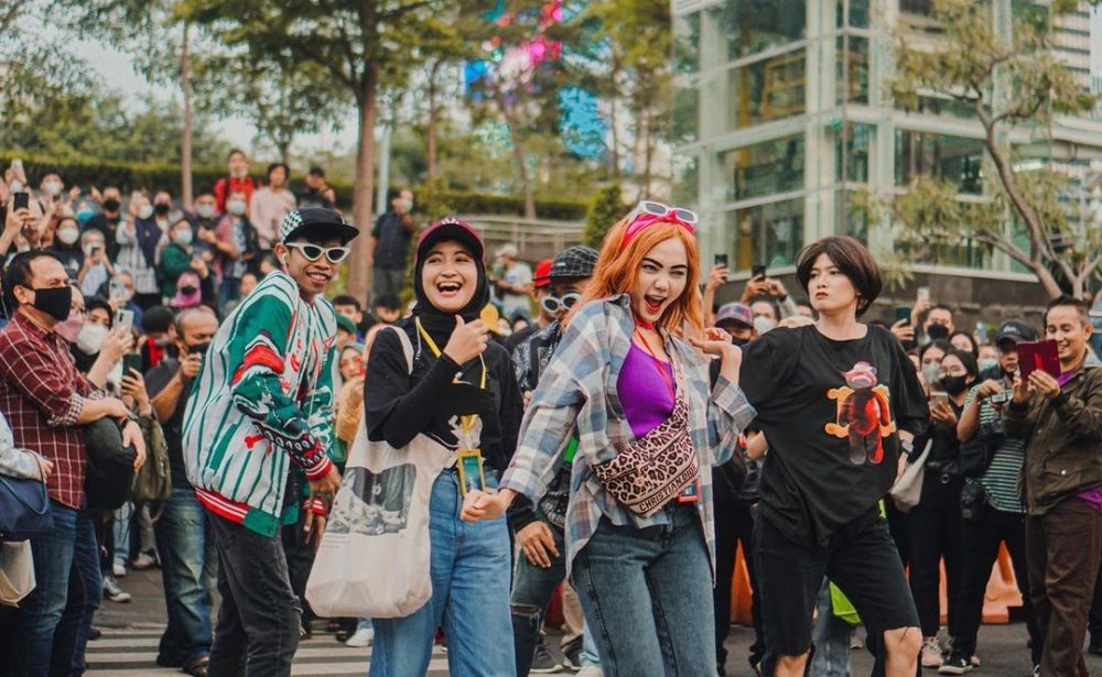 gaya Chika Jessica cosplay jadi Jeje © berbagai sumber gaya Chika Jessica cosplay jadi Jeje © berbagai sumber