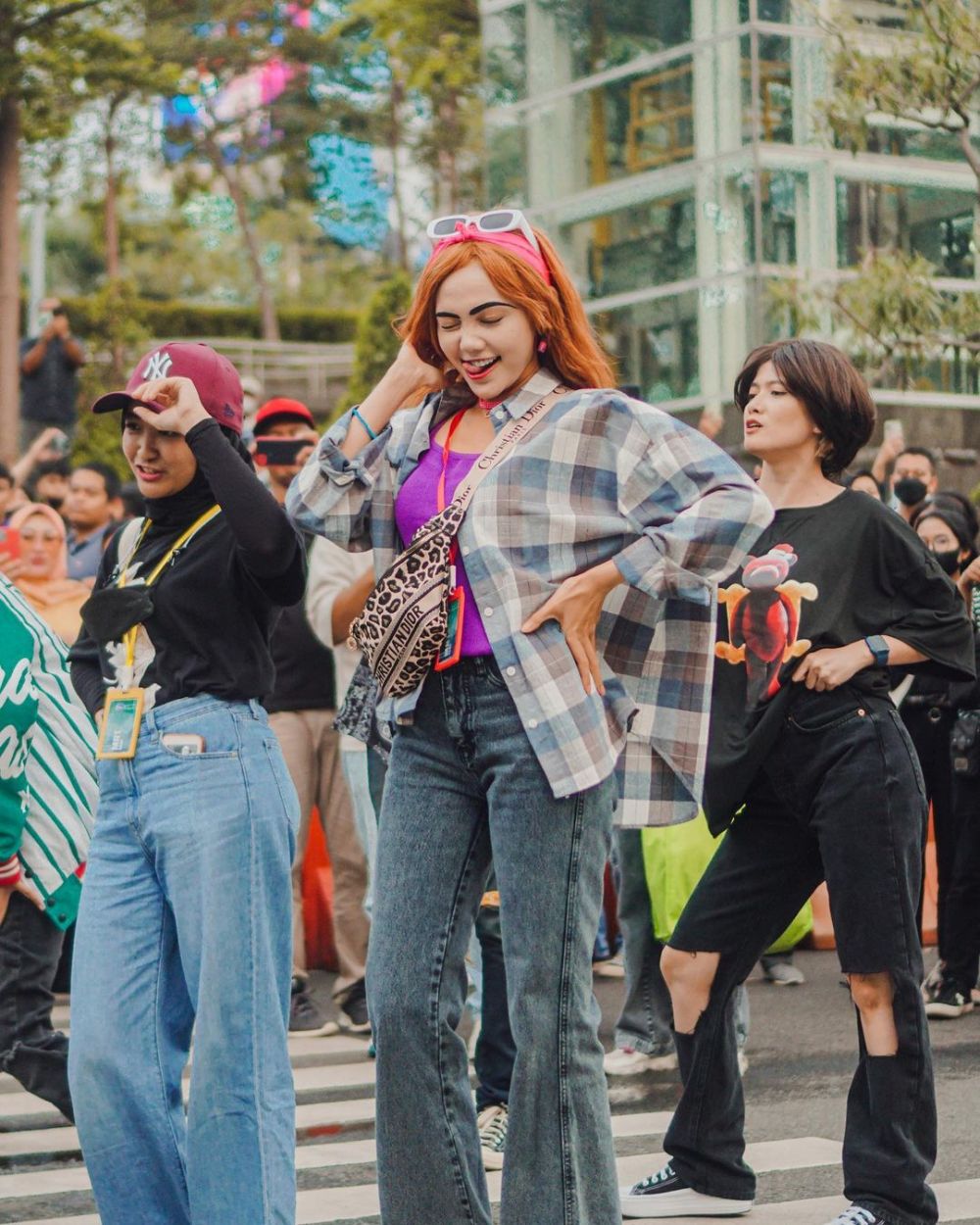 Ikuti trend Citayam, 9 gaya Chika Jessica cosplay jadi Jeje 'slebew'