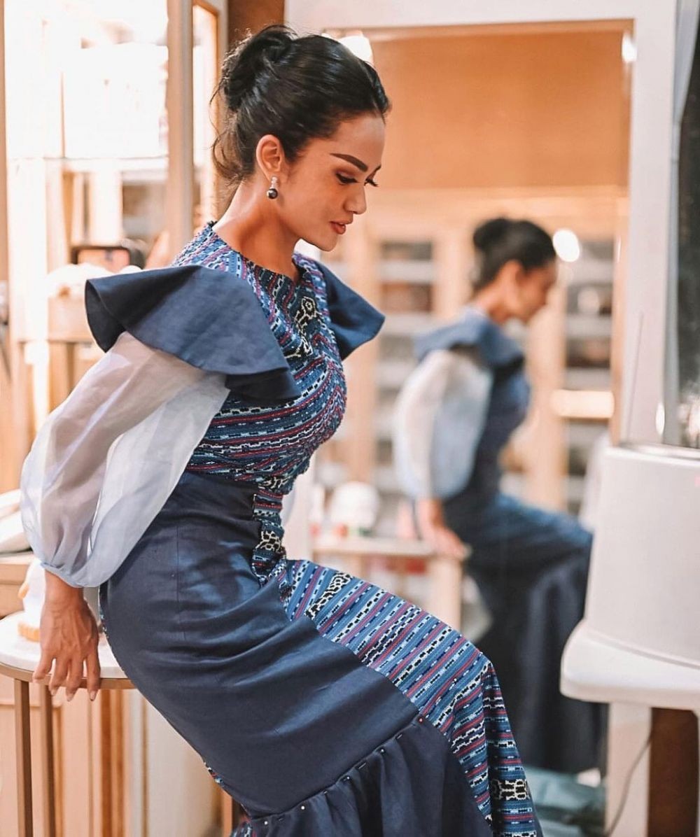 Gaya Krisdayanti saat hadiri kondangan © Instagram Gaya Krisdayanti saat hadiri kondangan © Instagram