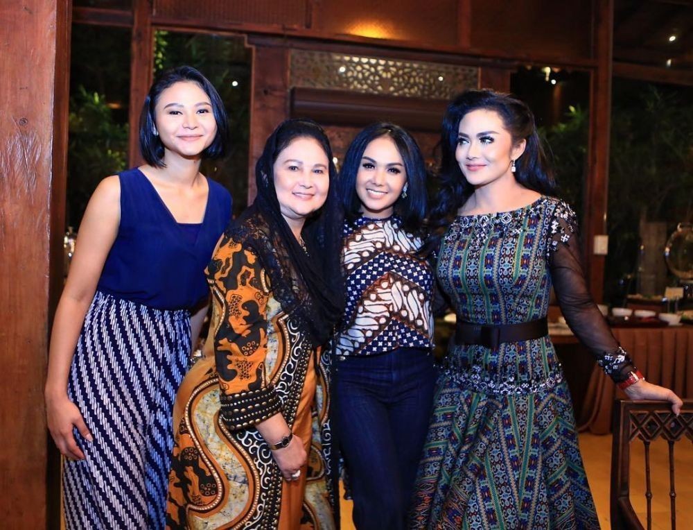 Gaya Krisdayanti saat hadiri kondangan © Instagram Gaya Krisdayanti saat hadiri kondangan © Instagram