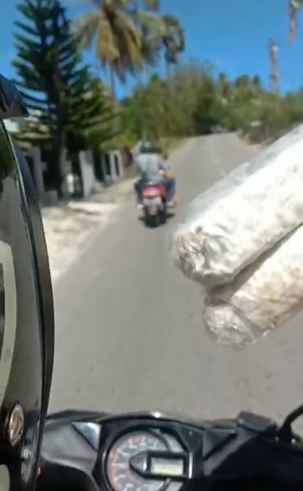 Lihat pengendara yang tempenya jatuh di jalan, aksi pria ini tuai pujian TikTok