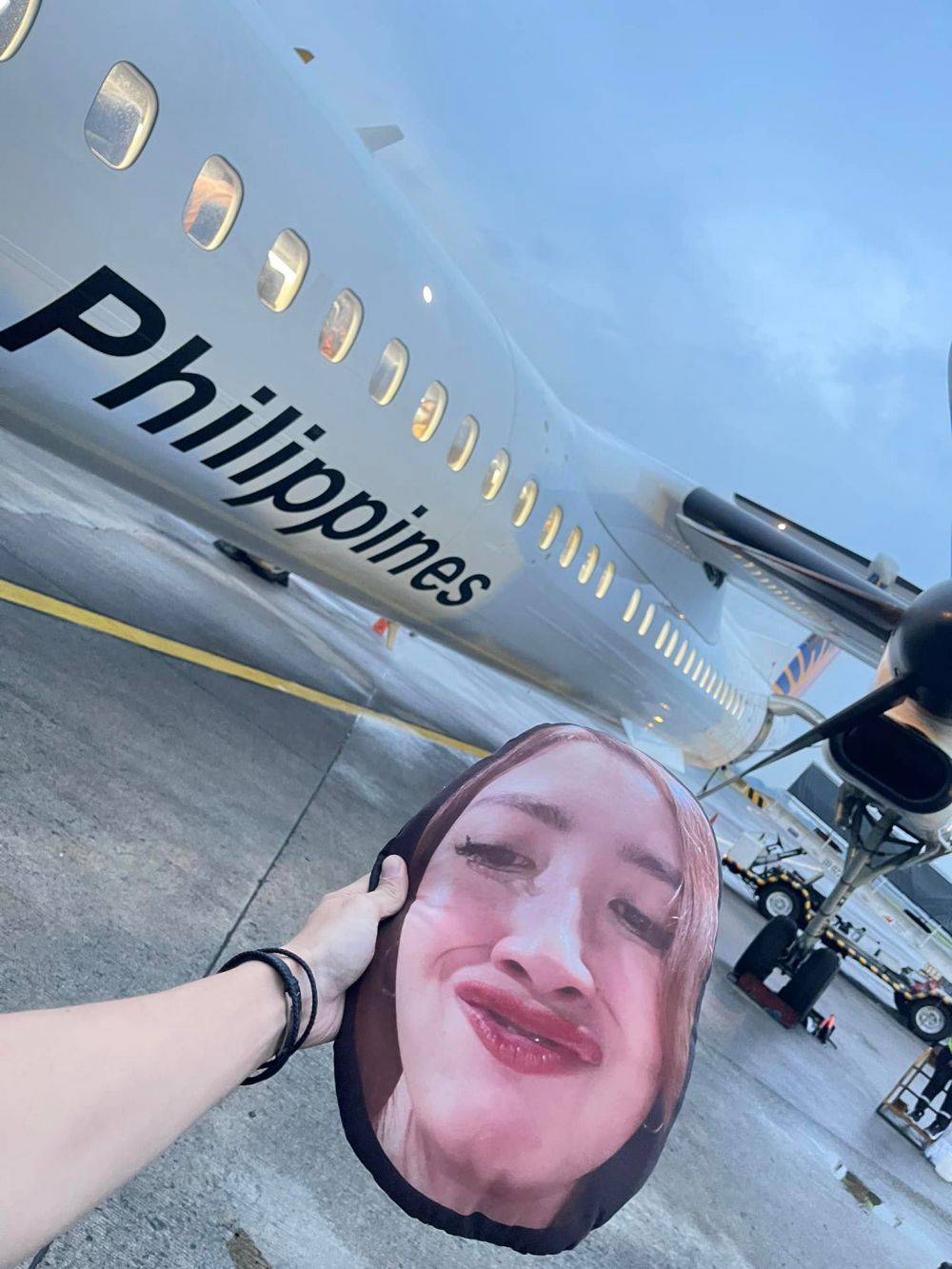  pria liburan bawa bantal foto wajah istrinya © Facebook/Raymond Tan Fortunado