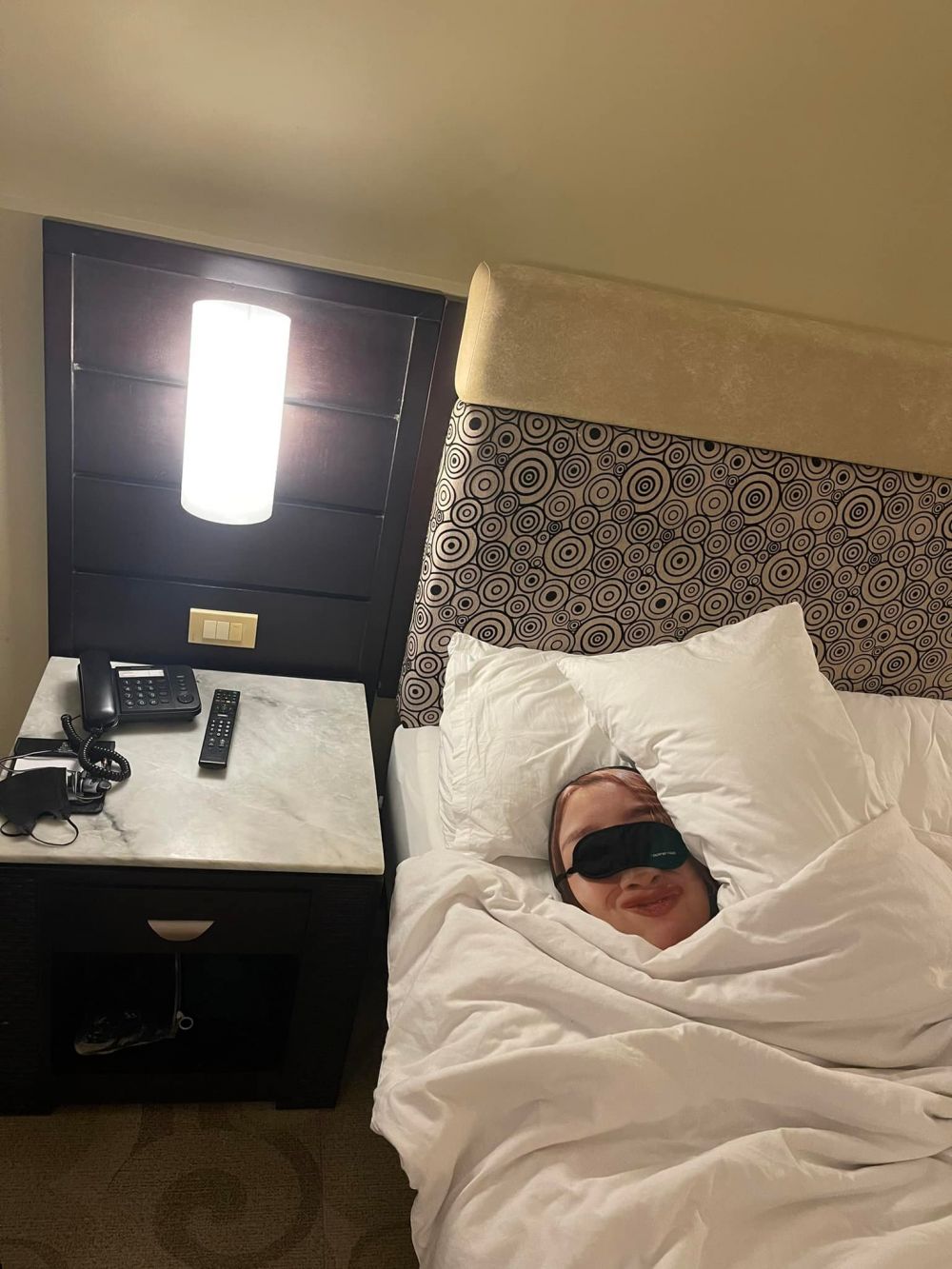  pria liburan bawa bantal foto wajah istrinya © Facebook/Raymond Tan Fortunado