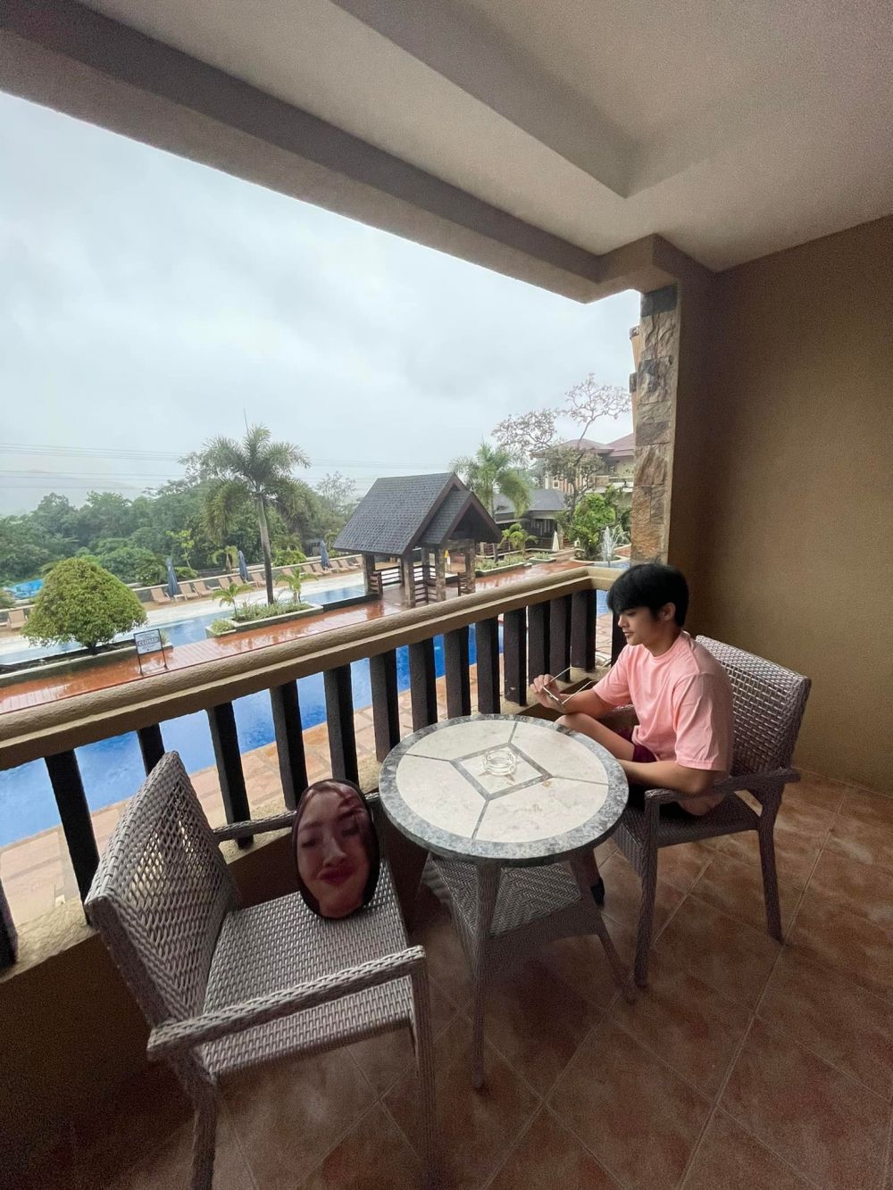  pria liburan bawa bantal foto wajah istrinya © Facebook/Raymond Tan Fortunado